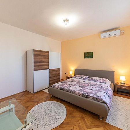 Lovely Apartment In Kastel Kambelovac With Wifi Kaštela Extérieur photo